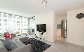 Chic 2-Bedroom In Central Downtown With Stunning Water Views